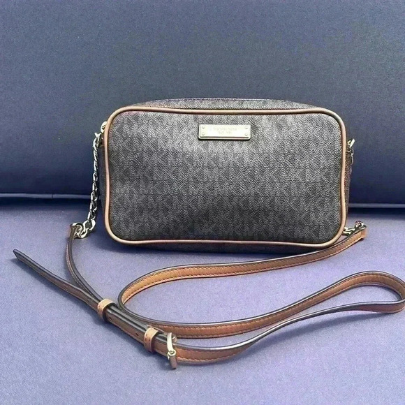 Michael Kors Crossbody EUC - Picture 1 of 6